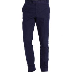 J.LINDEBERG GRANT Spodnie garniturowe mid blue. Eleganckie spodnie męskie marki J.LINDEBERG. W wyprzedaży za 439.20 zł.