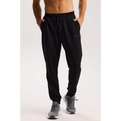 Męskie spodnie dresowe sportowe Rough Radical Cotton Active Joggers. Czarne długie spodnie sportowe męskie ROUGH RADICAL, bez wzorów, z dresówki, na fitness i siłownię. W wyprzedaży za 144.42 zł.