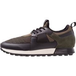 Cruyff TRAXX Sneakersy niskie olive green. Zielone buty sportowe na co dzień męskie Cruyff, z materiału. Za 589.00 zł.