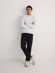 Bawełniana bluza - jasnoszary. Szare bluzy nierozpinane męskie Reserved, l, bez wzorów, z bawełny, bez ramiączek, bez kaptura. W wyprzedaży za 69.99 zł.