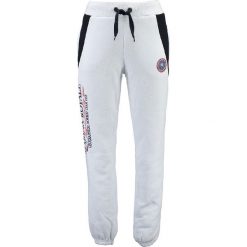 Spodnie dresowe "Mirana" w kolorze białym. Białe spodnie dresowe męskie marki Geographical Norway, z aplikacjami, z dresówki. W wyprzedaży za 117.95 zł.