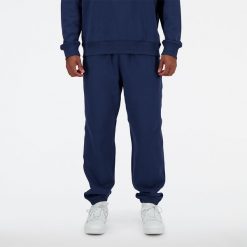 Spodnie męskie New Balance MP41508NNY – granatowe. Niebieskie spodnie dresowe męskie New Balance, bez wzorów, z bawełny. Za 359.99 zł.
