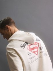 Bawełniana bluza z kapturem SUPERMAN™ - złamana biel. Bluzy nierozpinane męskie Reserved, l, bez wzorów, z bawełny, bez ramiączek, z kapturem. Za 179.99 zł.