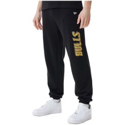 Spodnie męskie New Era NBA Team Script Jogger Chicago Bulls. Czarne spodnie na co dzień męskie New Era, bez wzorów, z dresówki, casualowe. Za 268.30 zł.
