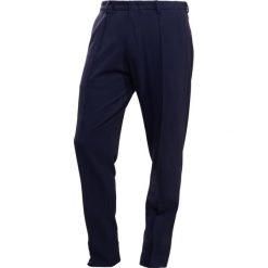 Armani Collezioni Spodnie materiałowe dunkelblau. Niebieskie spodnie na co dzień męskie Armani Collezioni, z elastanu. W wyprzedaży za 763.95 zł.