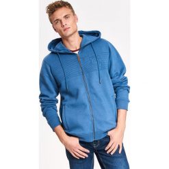 BLUZA MĘSKA ROZPINANA Z KAPTUREM I HAFTOWANĄ APLIKACJĄ. Bluzy rozpinane męskie marki TOP SECRET. W wyprzedaży za 59.99 zł.