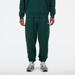 Spodnie męskie New Balance MP41519NWG – zielone. Zielone spodnie dresowe męskie New Balance, bez wzorów, z bawełny. Za 149.99 zł.