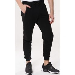 Czarne Spodnie Past Master. Spodnie dresowe męskie Born2be. Za 59.99 zł.