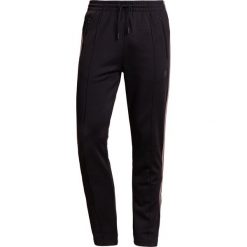 Belstaff CAMBROSE Spodnie treningowe black. Długie spodnie sportowe męskie marki Belstaff. W wyprzedaży za 573.30 zł.