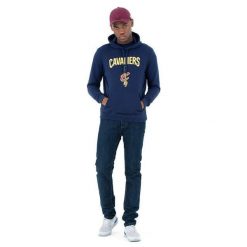Bluza z kapturem Cleveland Cavaliers NBA. Niebieskie bluzy nierozpinane męskie New Era, bez wzorów, sportowe, bez ramiączek, z kapturem. W wyprzedaży za 185.50 zł.