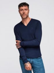 Elegancki sweter męski BASIC V-neck z wiskozą - granatowy V22 OM-SWBS-0107 - Rozmiar: XL. Niebieskie swetry męskie Ombre Clothing, bez wzorów, z wiskozy, eleganckie, bez kołnierzyka, bez ramiączek. W wyprzedaży za 89.99 zł.
