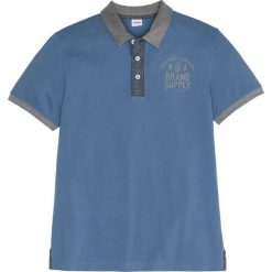 Shirt polo z fotodrukiem Regular Fit bonprix niebieski dżins. Koszulki polo męskie marki bonprix. Za 24.99 zł.