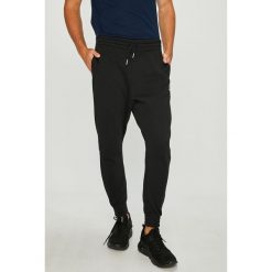 Reebok Classic - Spodnie. Spodnie na co dzień męskie Reebok Classic. W wyprzedaży za 179.90 zł.