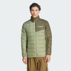 Kurtka Terrex Multi Light Down CLIMAWARM z lekkim ociepleniem z puchu. Brązowe kurtki męskie ADIDAS, bez wzorów, z puchu, bez ramiączek, bez kaptura. Za 599.00 zł.
