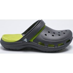 Crocs - Klapki. Klapki i japonki męskie marki Crocs. W wyprzedaży za 159.90 zł.