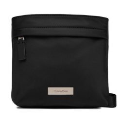 Saszetka Calvin Klein. Czarne saszetki męskie Calvin Klein, bez wzorów, małe. Za 329.99 zł.