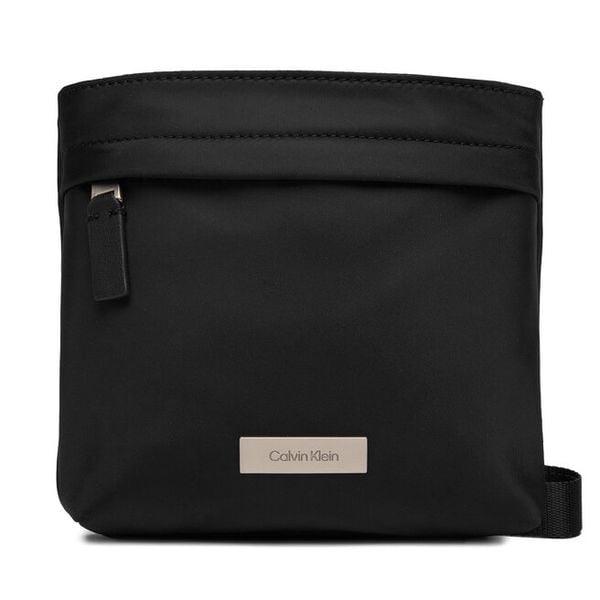 Saszetka Calvin Klein. Czarne saszetki męskie Calvin Klein, bez wzorów, małe. Za 279.99 zł.