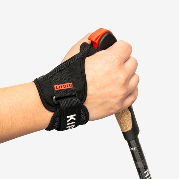 Paski - rękawiczki do kijków do nordic walking Kiprun NW P900. Czarne paski męskie NEWFEEL, bez wzorów, z neoprenu, sportowe. Za 69.99 zł.