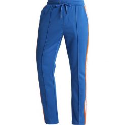 Calvin Klein Jeans SIDE STRIPE TRACK PANTS Spodnie treningowe royal blue. Długie spodnie sportowe męskie marki Calvin Klein Jeans. W wyprzedaży za 439.20 zł.