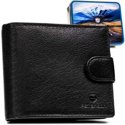 Poziomy, duży portfel męski ze skóry naturalnej w czarnym kolorze zamykany na zatrzask, w zestawie z brelokiem - Peterson. Czarne portfele męskie Peterson, bez wzorów, ze skóry. Za 99.99 zł.