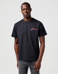 MESKA KOSZULKA WRANGLER GRAPHIC TEE BLACK 112362793. Czarne t-shirty męskie Wrangler, s, bez wzorów, bez kołnierzyka, bez ramiączek. Za 79.99 zł.