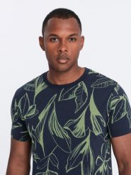 T-shirt męski fullprint w kontrastowe liście - granatowy V5 - Rozmiar: S. Niebieskie t-shirty męskie Ombre Clothing, m, bez wzorów, z bawełny, bez kołnierzyka, bez ramiączek. W wyprzedaży za 24.99 zł.