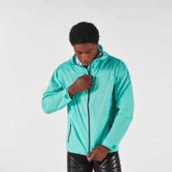 Kurtka do biegania przeciwdeszczowa męska Kiprun Run 900. Niebieskie kurtki męskie KIPRUN, l, bez wzorów, z materiału, sportowe, bez ramiączek, bez kaptura. Za 399.99 zł.