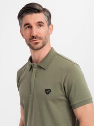 Męska koszulka polo z dekoltem na zamek - oliwkowa V5 OM-POSS-0148 L. Zielone koszulki polo męskie Ombre, l, bez wzorów, bez kołnierzyka, bez ramiączek. Za 121.01 zł.