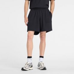 Spodenki męskie New Balance MB61V17CBK – czarne. Czarne szorty sportowe męskie New Balance, bez wzorów, z materiału, klasyczne. Za 199.99 zł.