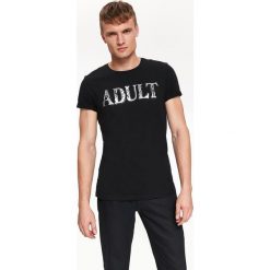 T-SHIRT Z DOPASOWANY APLIKACJĄ. Czarne t-shirty męskie marki TOP SECRET, z aplikacjami, bez kołnierzyka, bez ramiączek. W wyprzedaży za 19.99 zł.
