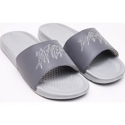 Klapki - Szary. Klapki i japonki męskie marki Cropp. Za 39.99 zł.
