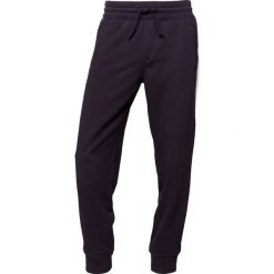 Emporio Armani Spodnie treningowe blue navy. Długie spodnie sportowe męskie Emporio Armani. W wyprzedaży za 479.40 zł.