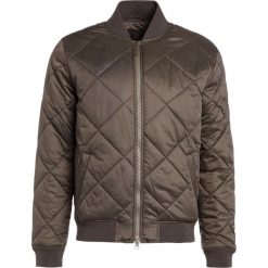 Barbour International™ Kurtka Bomber olive. Zielone kurtki męskie Barbour International™, z materiału. W wyprzedaży za 419.50 zł.