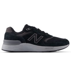 Buty męskie New Balance MW880BB7 – czarne. Czarne buty treningowe męskie New Balance, bez wzorów, z gumy, bez zapięcia, na fitness i siłownię. Za 499.99 zł.