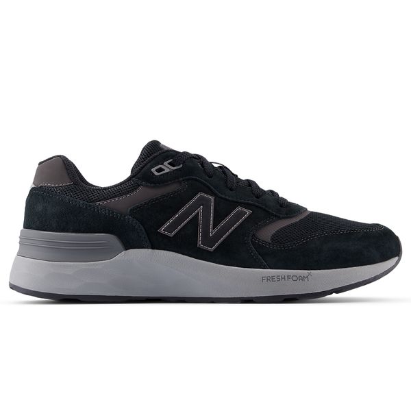 Buty męskie New Balance MW880BB7 – czarne. Czarne buty treningowe męskie New Balance, bez wzorów, z gumy, bez zapięcia, na fitness i siłownię. Za 499.99 zł.