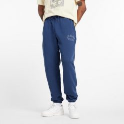 Spodnie męskie New Balance MP43505NNY – niebieskie. Niebieskie spodnie dresowe męskie New Balance, bez wzorów, z bawełny. Za 149.99 zł.