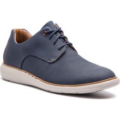 Półbuty CLARKS - Un VoyagePlain 261367787 Navy Nubuck. Codzienne półbuty męskie marki Clarks. W wyprzedaży za 349.00 zł.