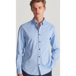 Koszula regular fit z mikroprintem - Niebieski. Niebieskie koszule męskie Reserved, l, bez wzorów, bez kołnierzyka, bez ramiączek. Za 99.99 zł.