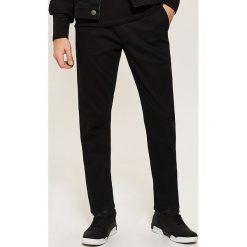 Spodnie chino - Czarny. Czarne eleganckie spodnie męskie House. Za 89.99 zł.