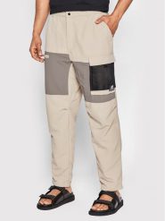 New Balance Spodnie materiałowe MP21502 Beżowy Relaxed Fit. Brązowe spodnie na co dzień męskie New Balance, bez wzorów, z materiału. Za 349.99 zł.