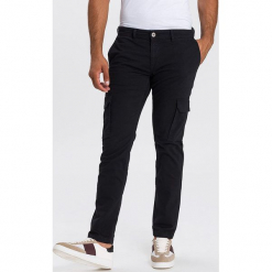 Dżinsy "Cargo" - Tapered fit - w kolorze czarnym. Czarne jeansy męskie Cross Jeans, z aplikacjami. W wyprzedaży za 136.95 zł.