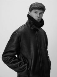 Kurtka sherpa z kołnierzem - czarny. Czarne kurtki męskie Reserved, l, bez wzorów, z tkaniny, bez ramiączek, bez kaptura. Za 359.99 zł.