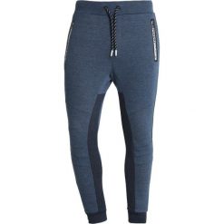 Superdry GYM TECH STREET Spodnie treningowe washed indgo heather/midnight navy melange. Długie spodnie sportowe męskie marki Superdry. Za 369.00 zł.