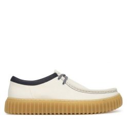 Półbuty Clarks. Białe codzienne półbuty męskie Clarks, bez wzorów, bez obcasa, bez zapięcia. Za 469.99 zł.