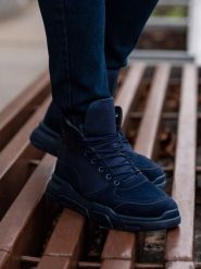 Męskie buty sneakersy za kostkę z rzeźbioną podeszwą – granatowe V4 - Rozmiar: 43. Niebieskie buty sportowe na co dzień męskie Ombre Clothing, m, bez wzorów, z gumy, eleganckie, bez ramiączek, bez kaptura. W wyprzedaży za 79.99 zł.