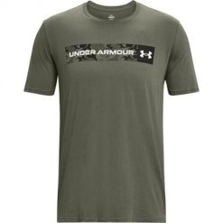 Koszulka sportowa męska Under Armour Camo Chest Stripe. Białe t-shirty sportowe męskie Under Armour, m, bez wzorów, z bawełny, sportowe, bez ramiączek. Za 209.99 zł.
