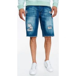 SZORTY MĘSKIE JEANSOWE Z NAPISAMI I PRZETARCIAMI. Szorty męskie marki TOP SECRET. W wyprzedaży za 39.99 zł.