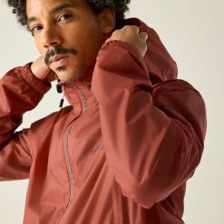 Kurtka turystyczna męska Lyle IV przeciwdeszczowa. Brązowe kurtki męskie Regatta, m, bez wzorów, sportowe, bez ramiączek, bez kaptura. Za 379.99 zł.