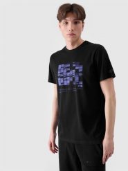 4F T-shirt regular z nadrukiem męski - czarny S. Czarne t-shirty męskie 4f, m, bez wzorów, z bawełny, bez kołnierzyka, bez ramiączek. W wyprzedaży za 39.99 zł.