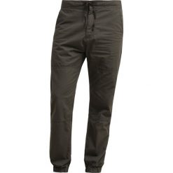 Carhartt WIP MARSHALL COLUMBIA Spodnie materiałowe cypress rinsed. Zielone spodnie na co dzień męskie Carhartt WIP, z bawełny. Za 369.00 zł.
